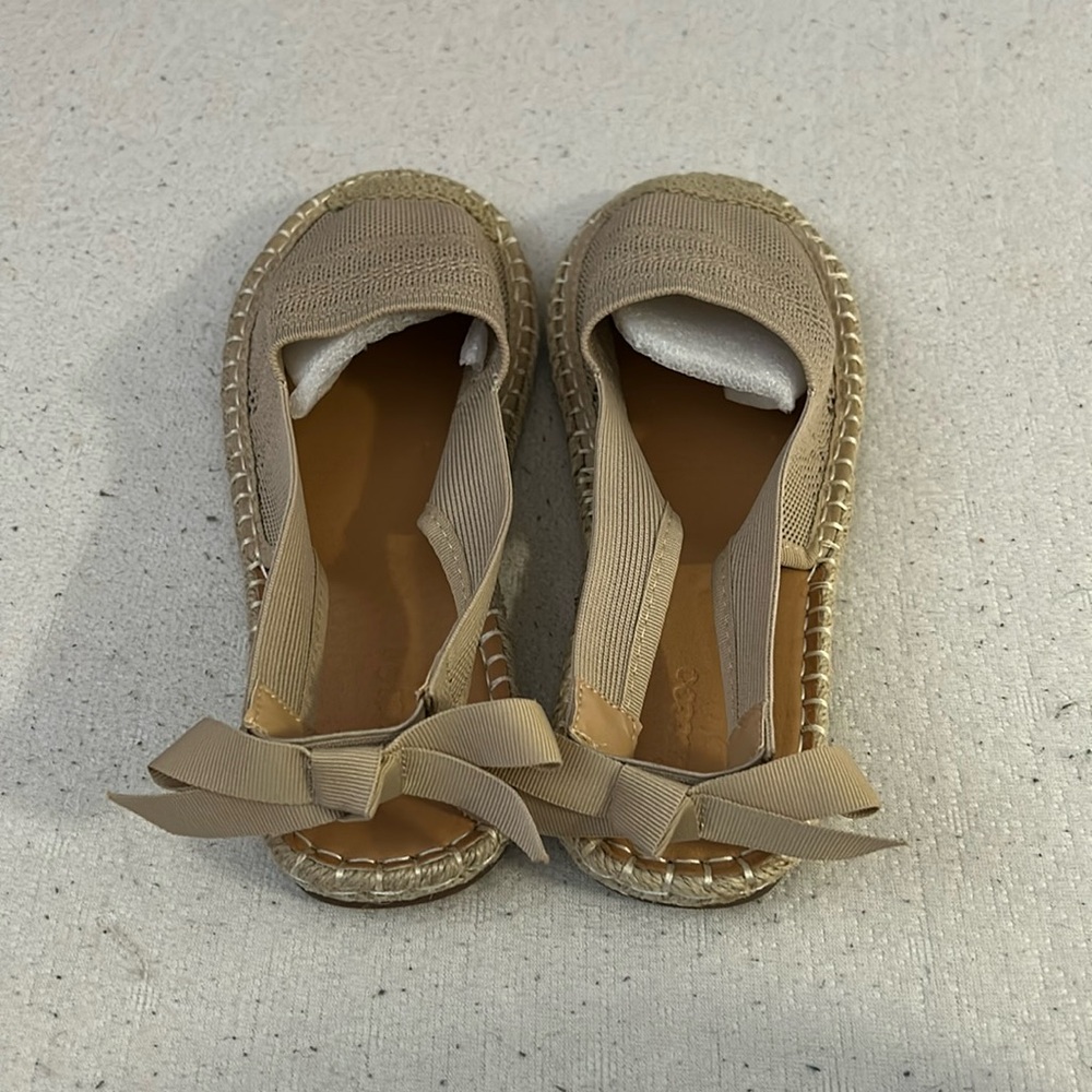 BRAND NEW NEVER WORN Beige Flats (9.5 / 41 )